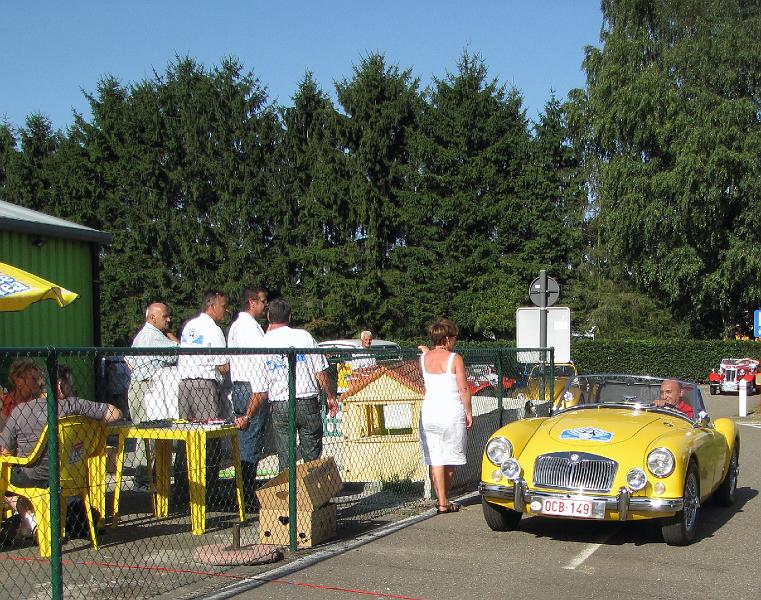 Prijsuitreiking voor de mooiste, oudste, speciaalste en de auto die van het verst kwam,  verschillende leden van MG Club Limburg vielen in de prijzen, kijk maar (16).JPG